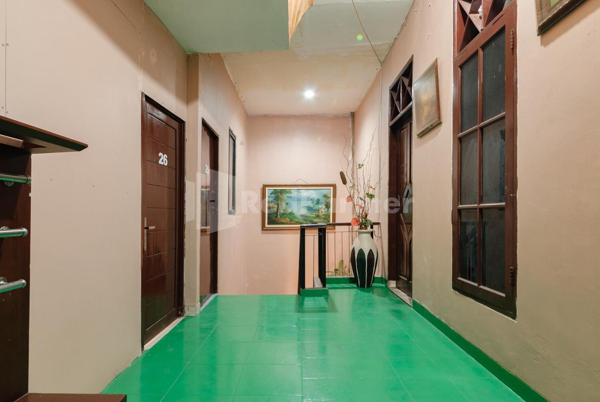 Sr Residence Near Mall Ciputra Cibubur Mitra Reddoorz ブカシ エクステリア 写真