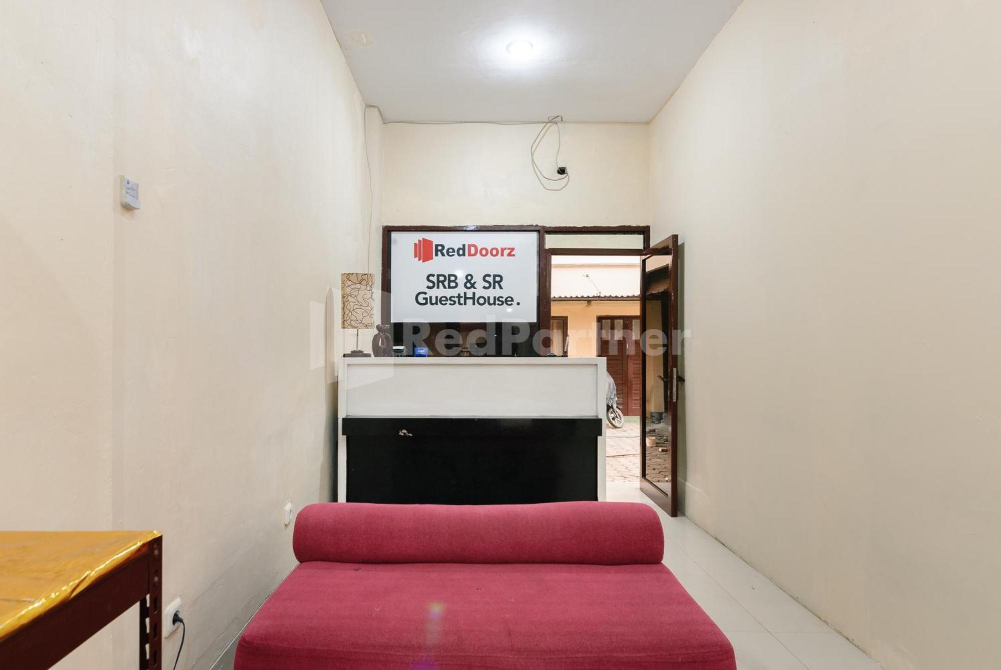 Sr Residence Near Mall Ciputra Cibubur Mitra Reddoorz ブカシ エクステリア 写真