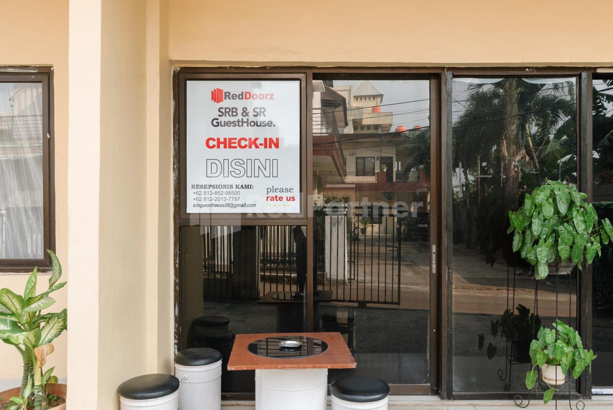 Sr Residence Near Mall Ciputra Cibubur Mitra Reddoorz ブカシ エクステリア 写真