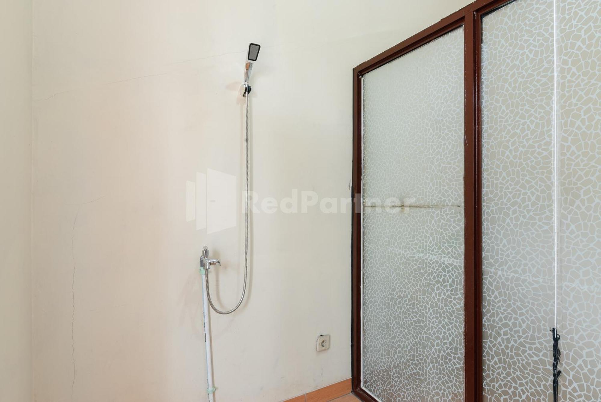Sr Residence Near Mall Ciputra Cibubur Mitra Reddoorz ブカシ エクステリア 写真